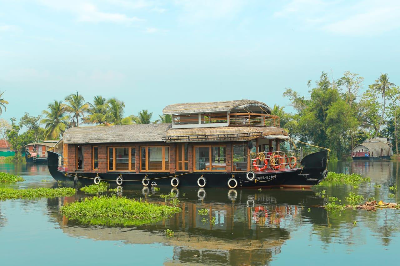 1 bedroom houseboat interior or facilities
