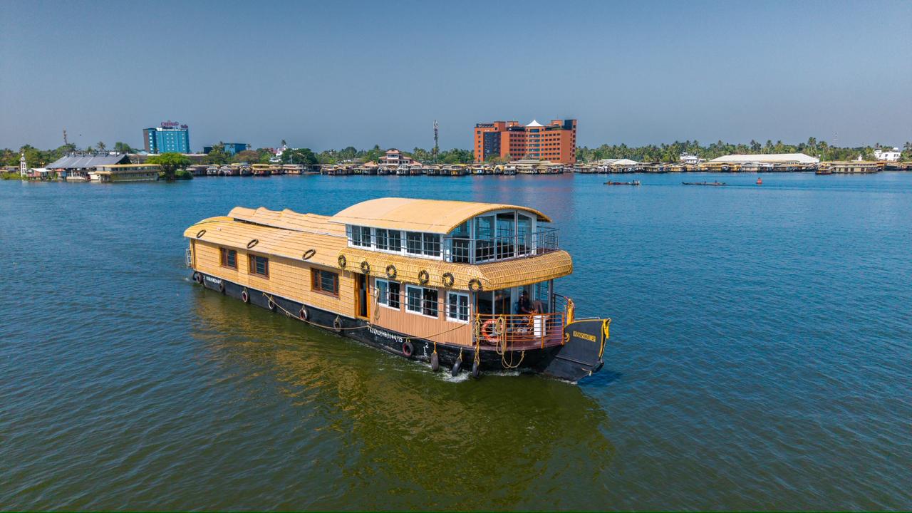 3 bedroom houseboat interior or facilities
