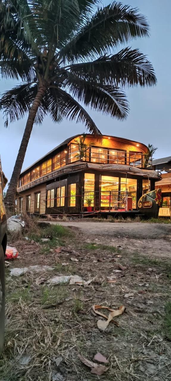 4 bedroom houseboat interior or facilities