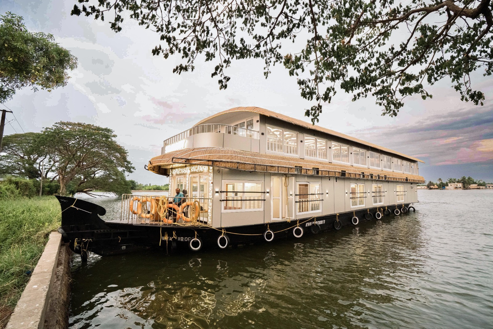 5 bedroom houseboat interior or facilities